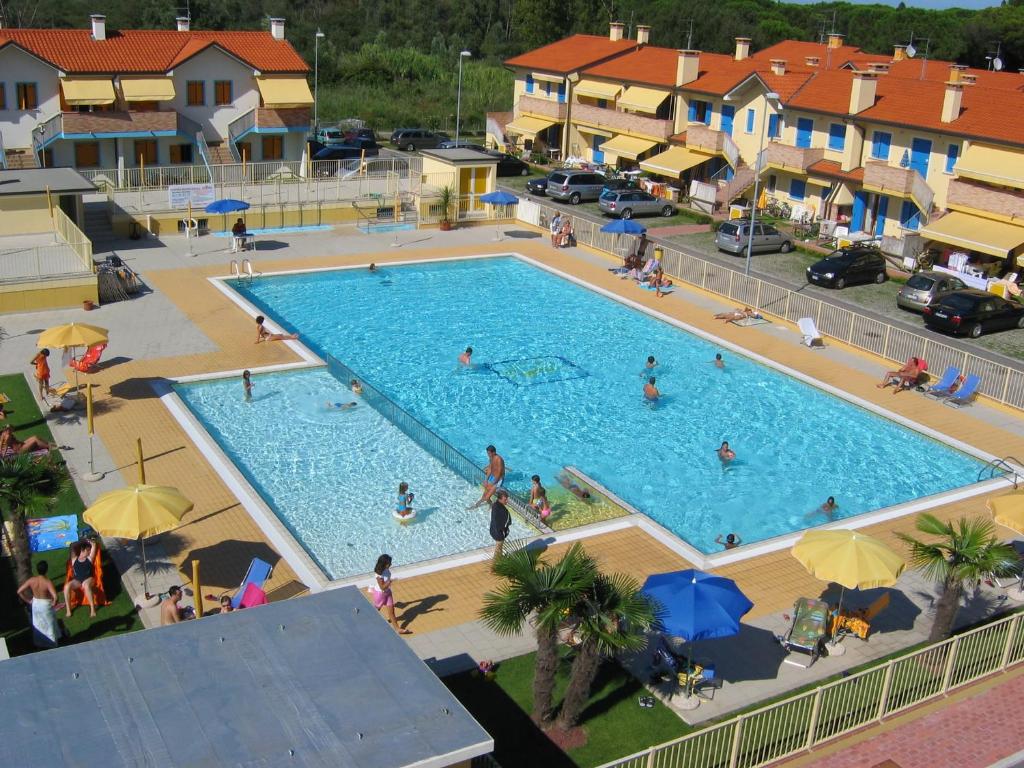 洛萨皮内塔Enjoy your stay in our nice flat with pool的大型游泳池的顶部景色,里面的人