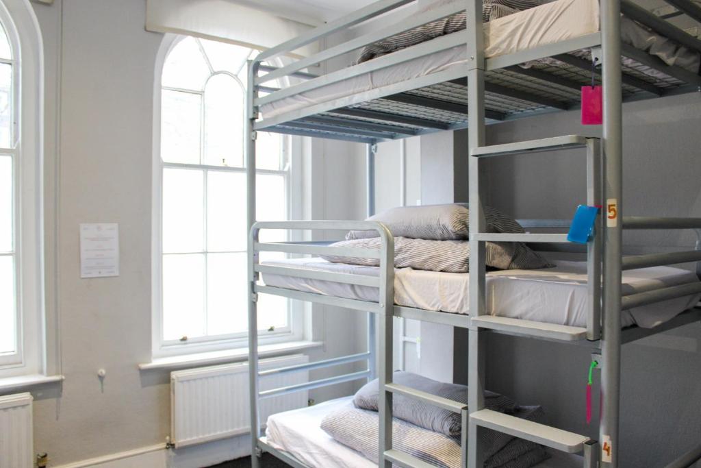 伦敦普赖姆天使背包客旅舍的带两张双层床和两扇窗户的房间