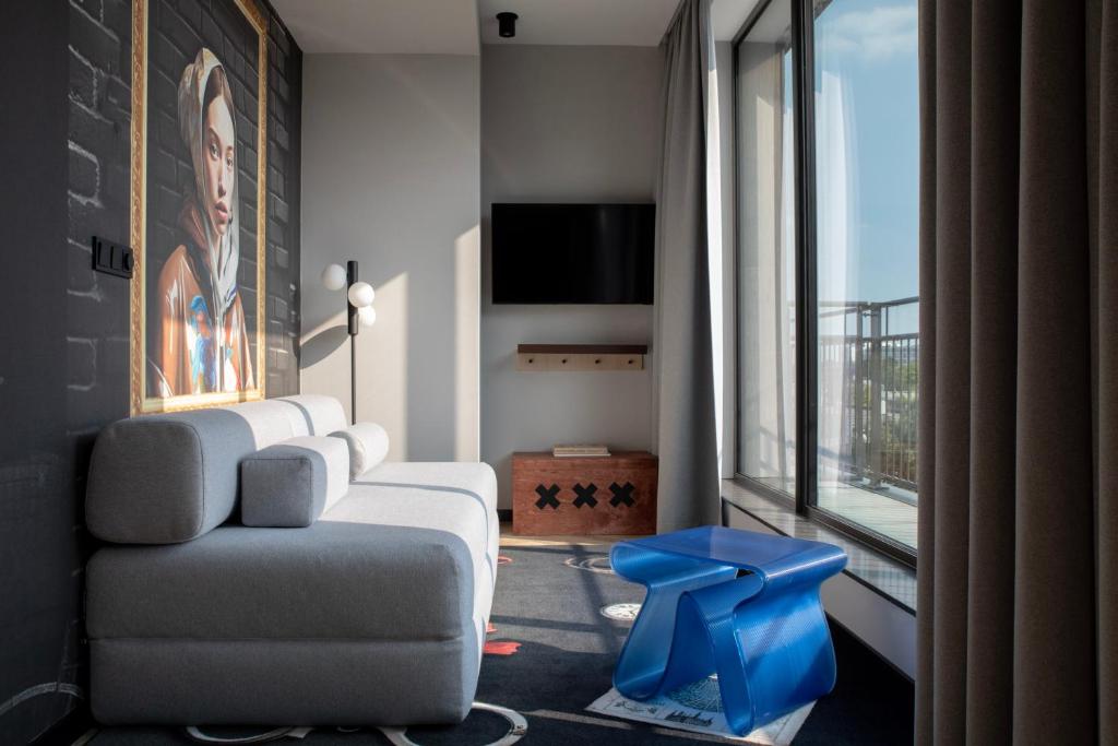 阿姆斯特丹Bob W Amsterdam Noord的带沙发、椅子和窗户的客厅