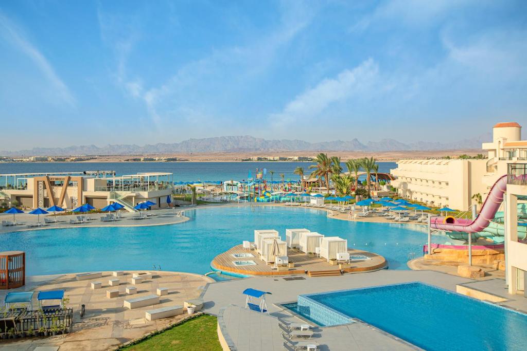 赫尔格达The V Luxury Resort Sahl Hasheesh的享有带大型游泳池的度假村景致