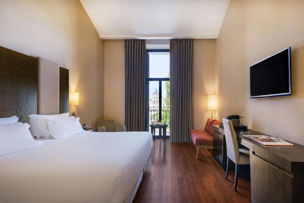 阿兰约兹帕拉西奥亚兰珠斯NH精选酒店的一间设有大床和窗户的酒店客房