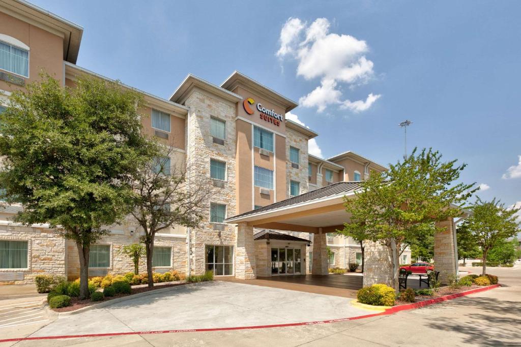 阿林顿Comfort Suites Arlington - Entertainment District的酒店前方的 ⁇ 染