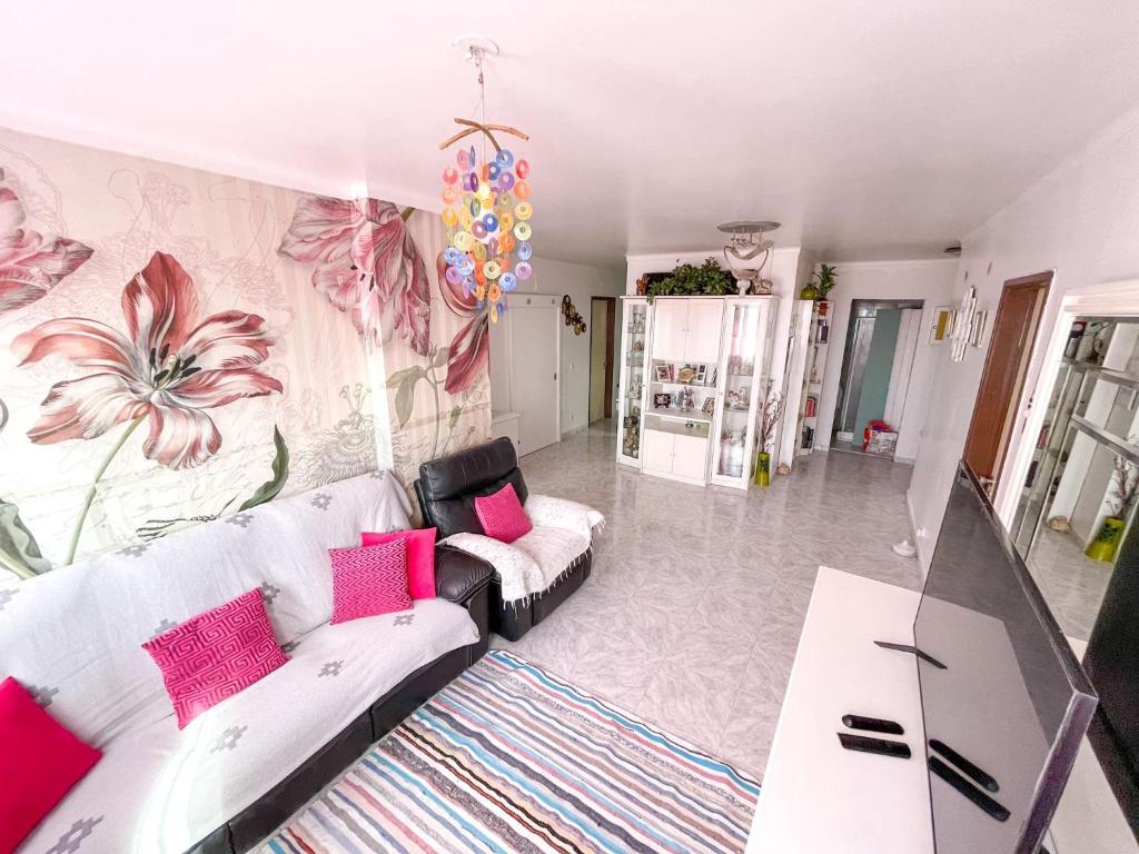 里斯本Lisbon at your Doorstep - Bedrooms的客厅配有白色沙发和粉红色枕头。