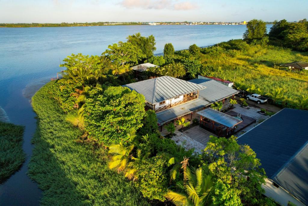 MeerzorgSutopia Holiday Resort的水面上岛上房屋的空中景观