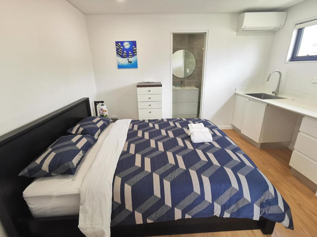 悉尼Ermihome Studio的一间卧室设有一张大床和一个水槽