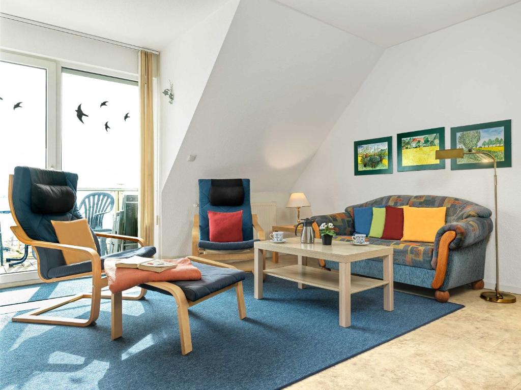 KirchdorfHafenkieker的客厅配有两把椅子、一张沙发和一张桌子