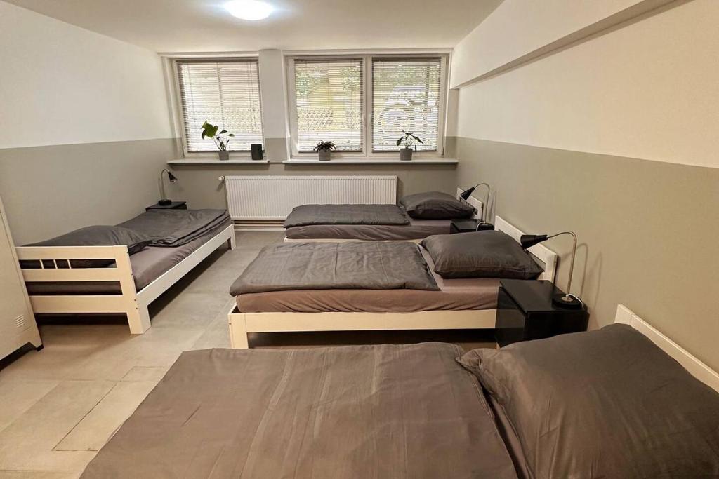 汉堡Quartier No.9的带三张床和两扇窗户的房间