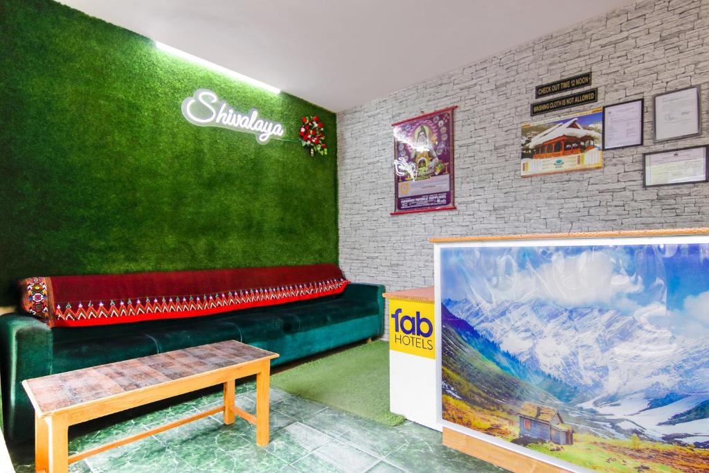 马拉里FabHotel Negis Shivalay的客厅配有绿色沙发和桌子