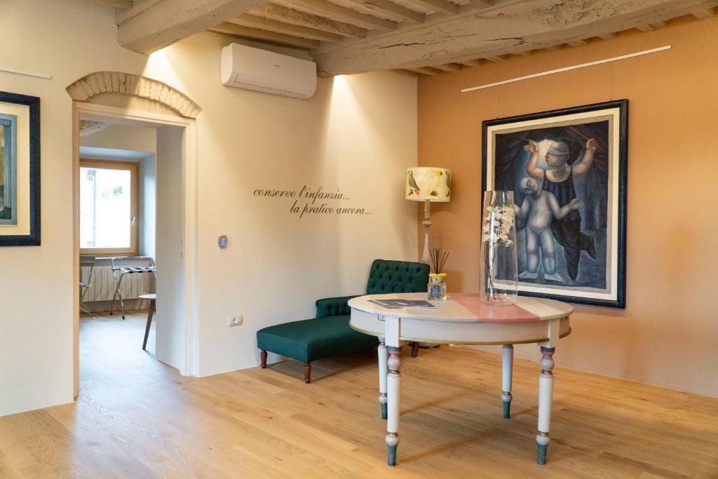 坎丕里亚麦利蒂玛Losanna Suites的一间房间,墙上挂着一张桌子和一幅画