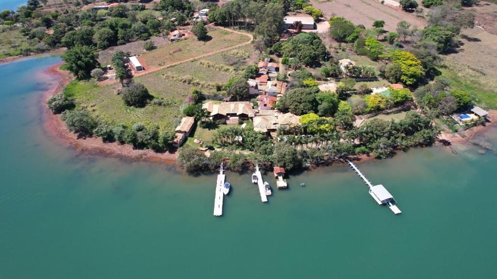 瓜佩Pousada do Lago Dutra的水中有两个船的岛屿