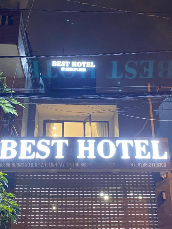 胡志明市Best Hotel的建筑顶部读最好的酒店的一个标志