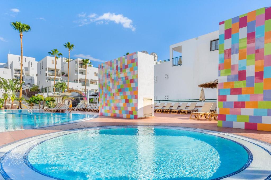 阿德耶日落湾俱乐部钻石度假公寓的一座位于酒店后面的游泳池