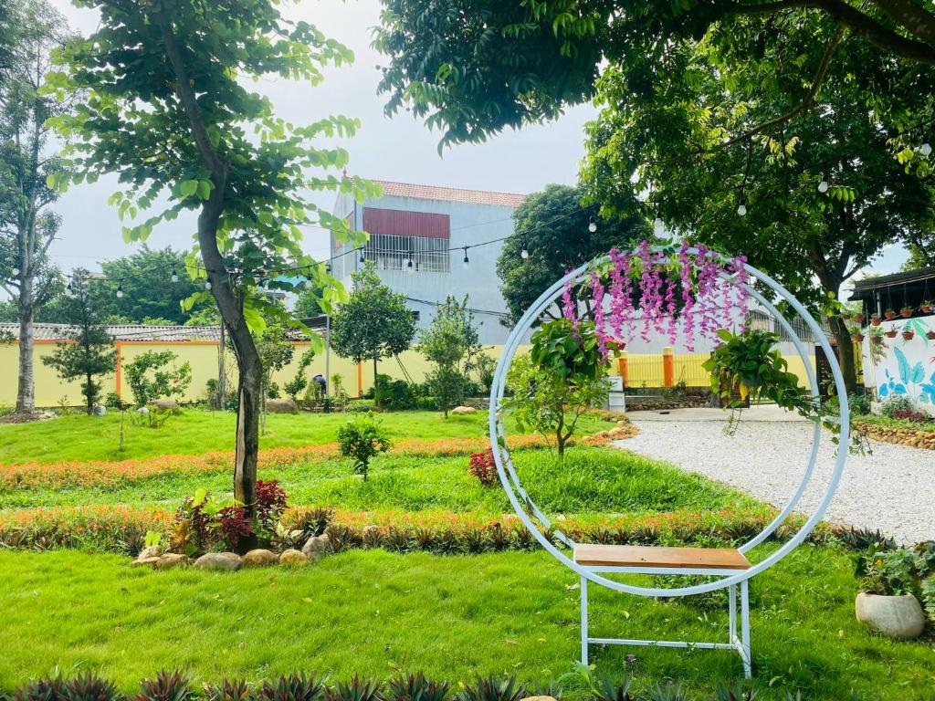 巴位Homestay Bài Văn garden的公园里白圆雕,有长凳