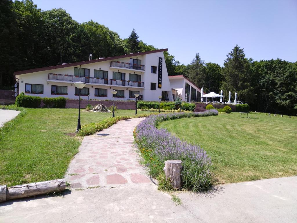 RazgradHotel Kovanlika 2的前面有草地庭院的大建筑