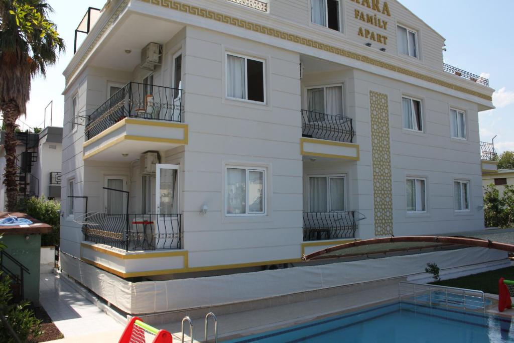 凯麦尔卡拉家庭公寓式酒店的一座建筑前面设有游泳池