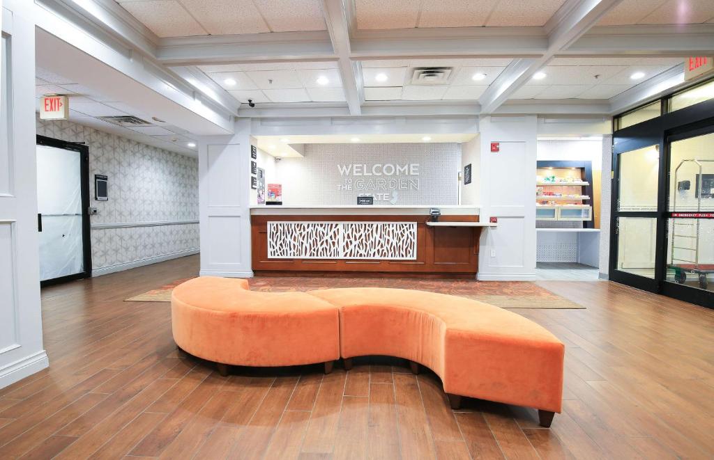 博登镇波登敦希尔顿恒庭酒店的商店大厅中间的橙色长凳