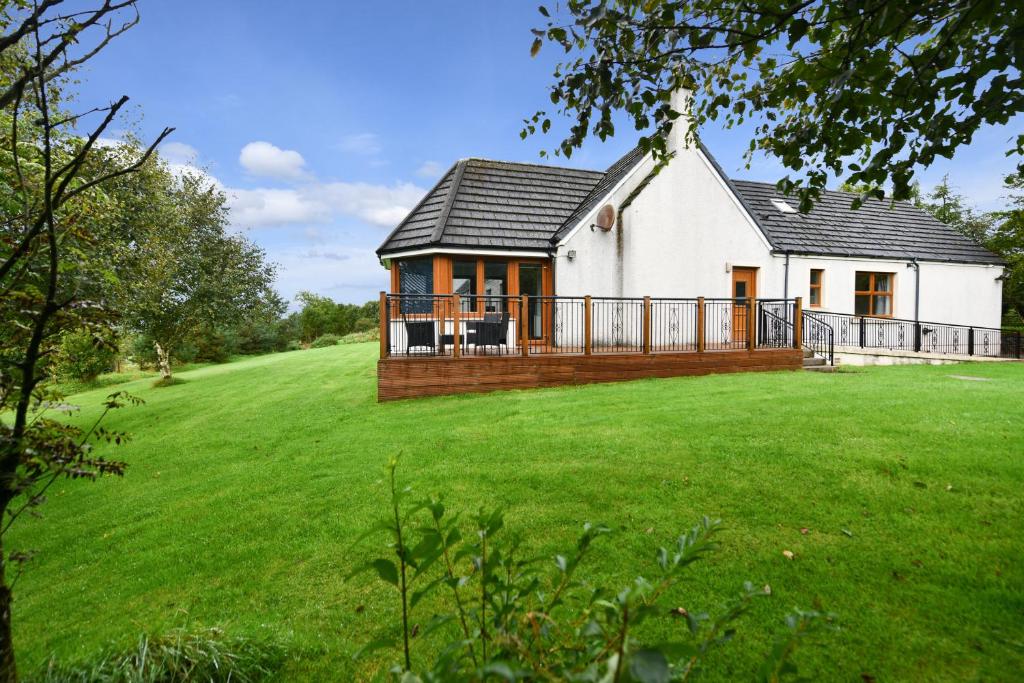 SornNorth Blairkip Eildon的前面有大片绿色草坪的房子