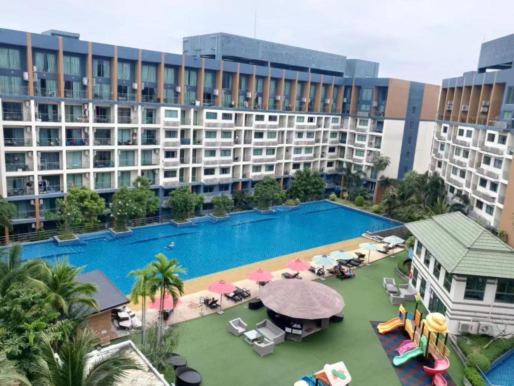 乔木提恩海滩Jomtien Beach Laguna Resort 2的享有酒店空中美景,设有游泳池