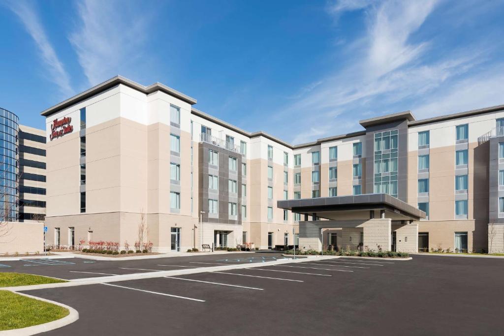 印第安纳波利斯Hampton Inn & Suites Indianapolis-Keystone, IN的享有酒店外景,设有停车场