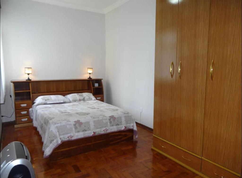 尤西德福拉Espaço exclusivo feminino的一间卧室配有一张床和一个木制橱柜
