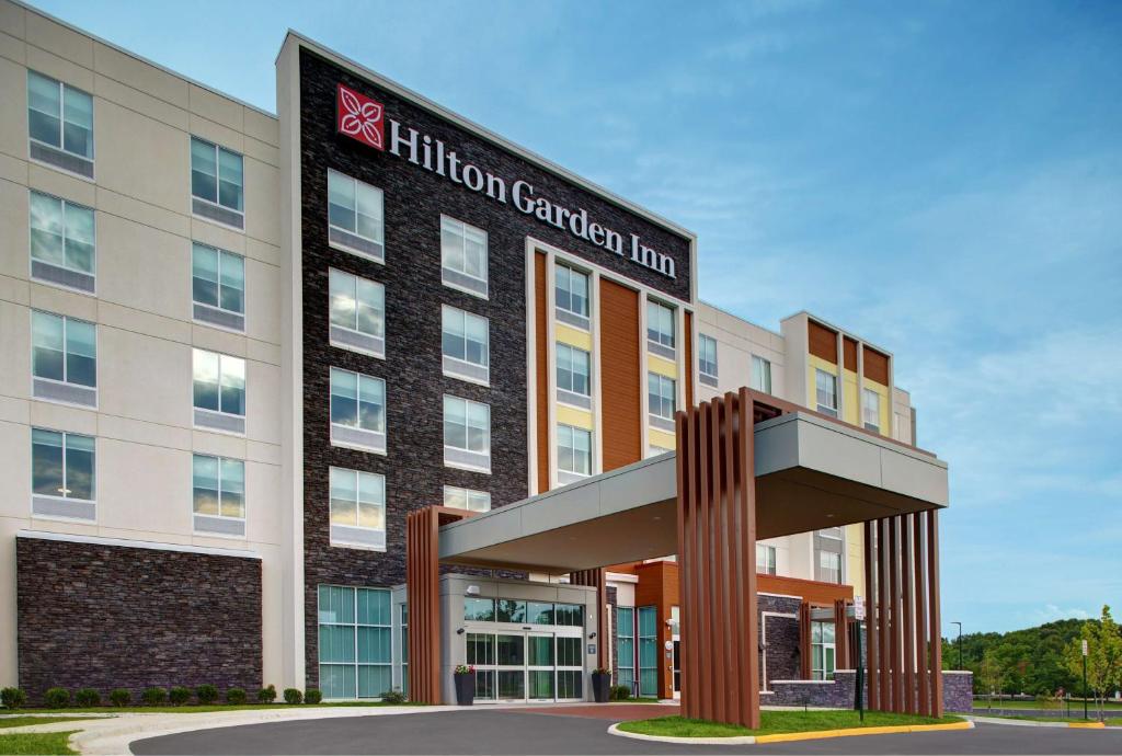 马纳萨斯Hilton Garden Inn Manassas的酒店有百年旅馆标志