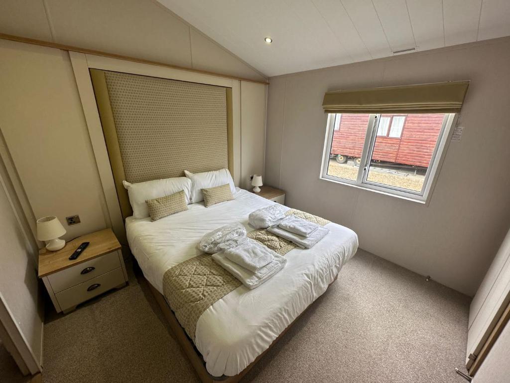 奇切斯特Heaven Home的一间小卧室,配有床和窗户
