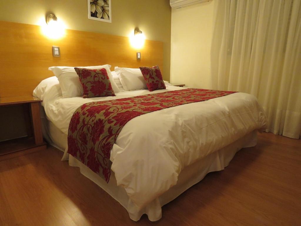 雷孔基斯塔Grand Hotel的一间位于酒店客房内的带大床的卧室