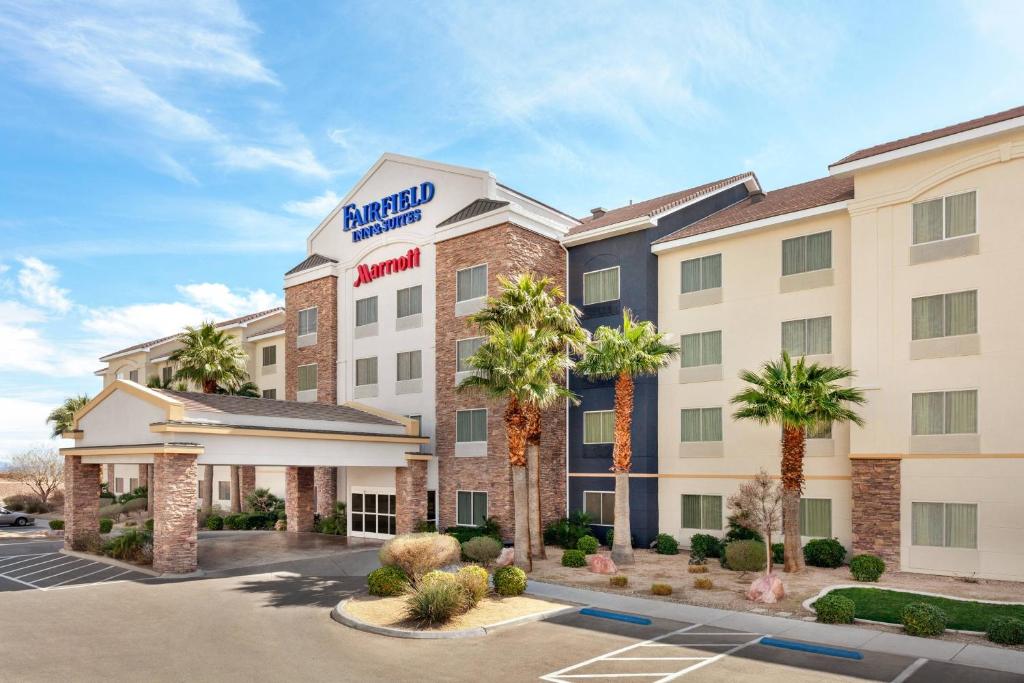拉斯维加斯Fairfield by Marriott Inn & Suites Las Vegas Stadium Area的停车场酒店 ⁇ 染