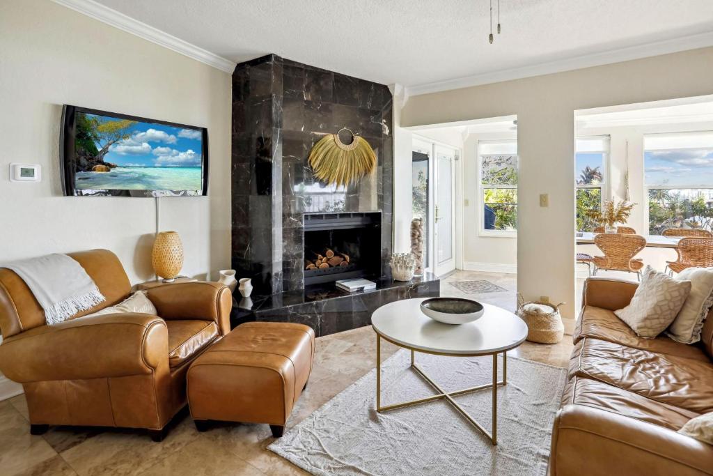 圣徒皮特海滩Coconut Paradise的客厅设有两张沙发和一个壁炉