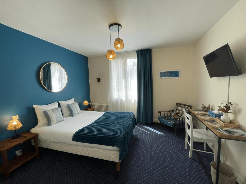 滨海图维列特鲁维尔酒店的酒店客房配有一张床和一张带电脑的书桌