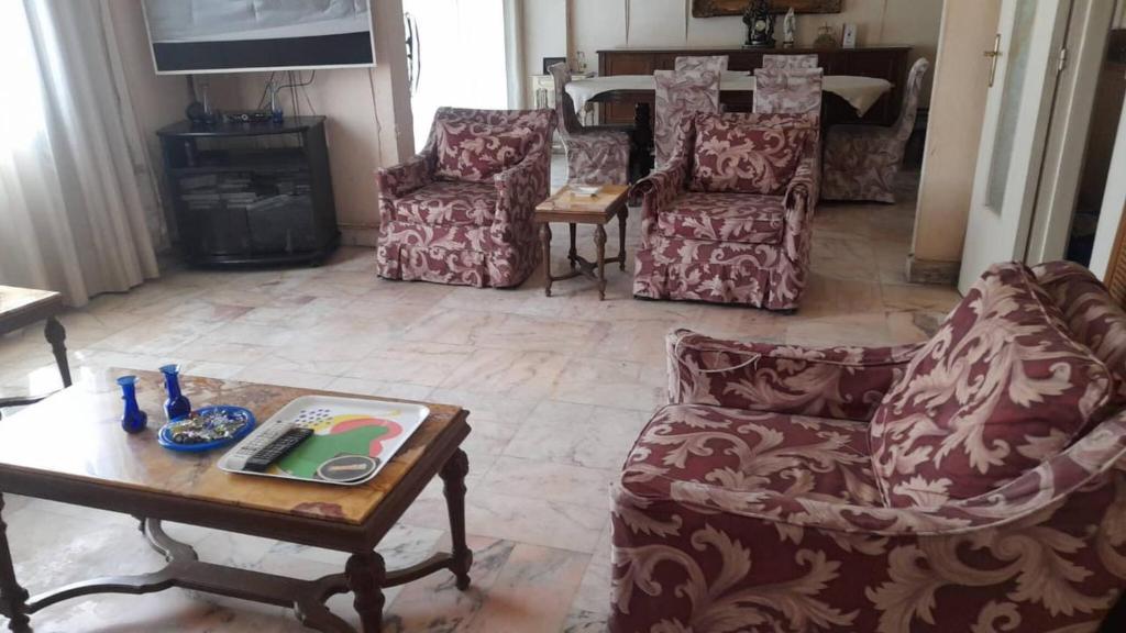 Nahr al MawtNew Jdeideh, Furnished Apt, Great Location,parking的客厅配有沙发、椅子和桌子