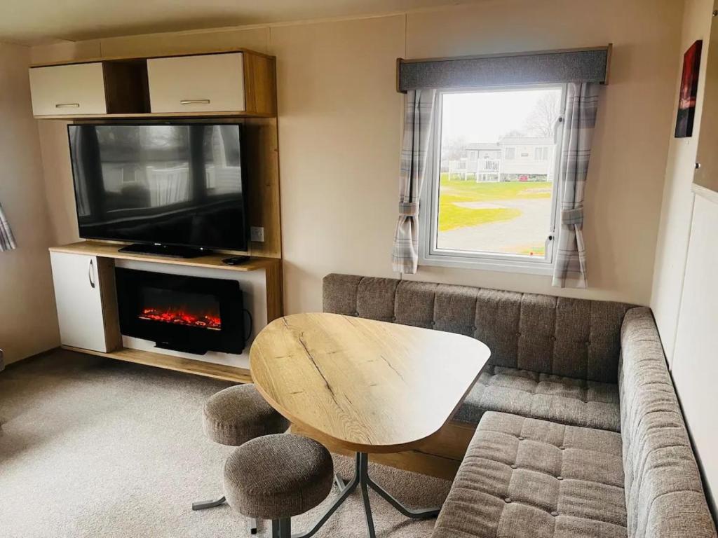 罗切斯特Kent Coast 3 bedroom holiday home的带沙发和壁炉的客厅