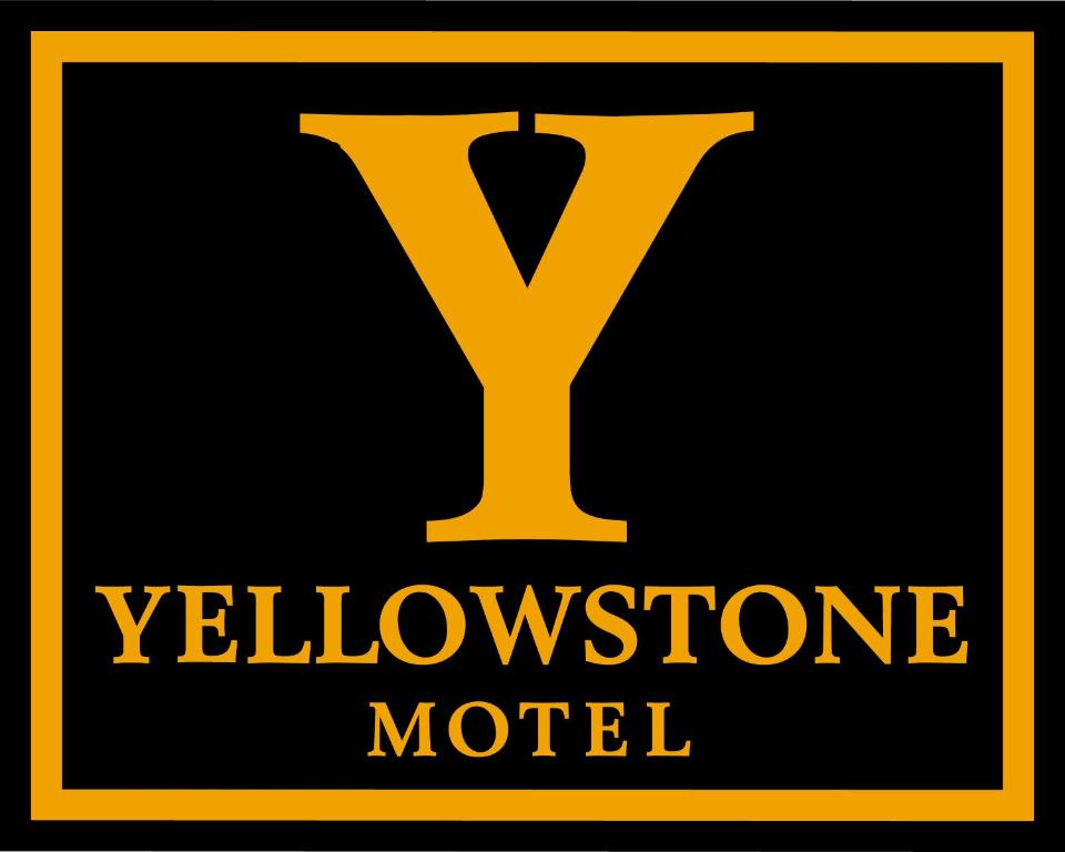 IpswichYellowstone Motel的黑色背景的黄色汽车旅馆标志