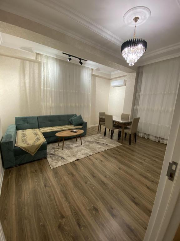 苏姆盖特Гостевая Квартира的客厅配有沙发和桌子