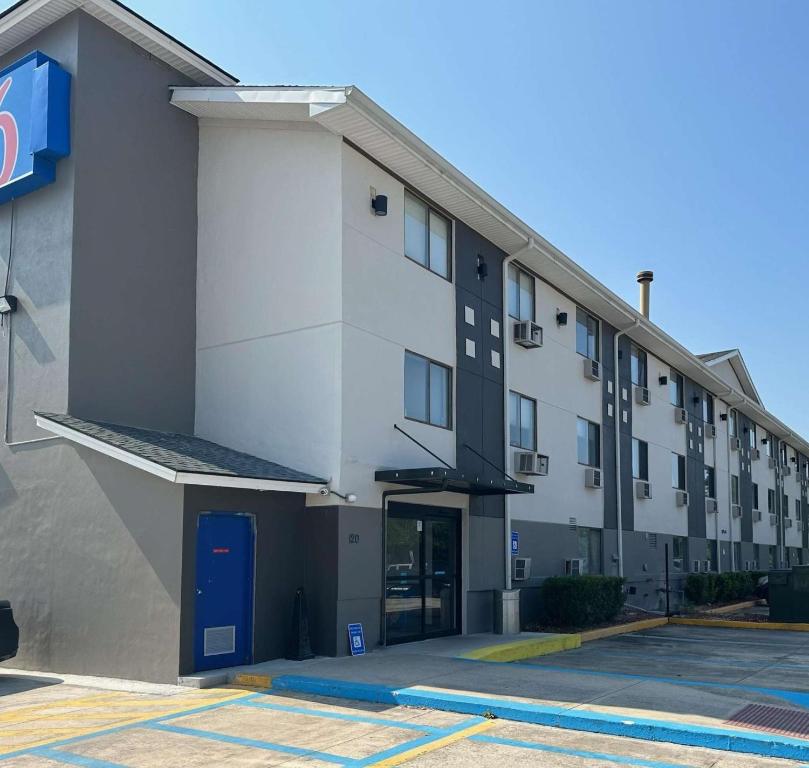 金斯兰Motel 6 - Newest - Ultra Sparkling Approved - Chiropractor Approved Beds - New Elevator - Robotic Massages - New 2023 Amenities - New Rooms - New Flat Screen TVs - All American Staff - Walk to Longhorn Steakhouse and Ruby Tuesday - Book Today and SAVE的享有酒店外景和大楼景色