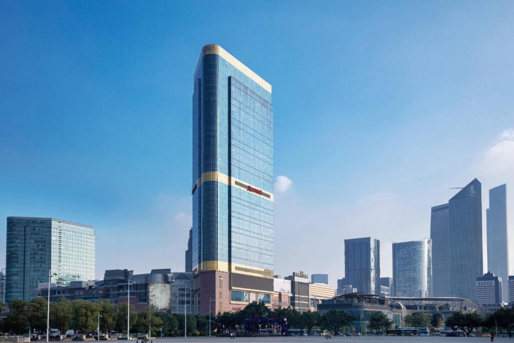 广州Guangzhou Marriott Hotel Tianhe的城市前方高大的玻璃建筑