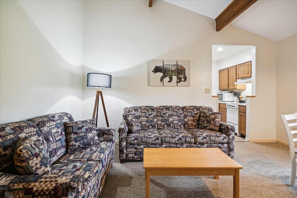 基灵顿Cedarbrook Queen Suite 202的客厅配有沙发和桌子