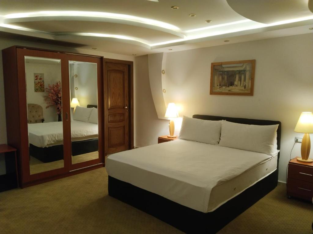 开罗باب المدائن的酒店客房,配有床和镜子