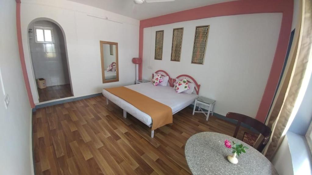 潘奇加尼Tabletop Villa Standard - 2的一间卧室配有一张床和一张桌子
