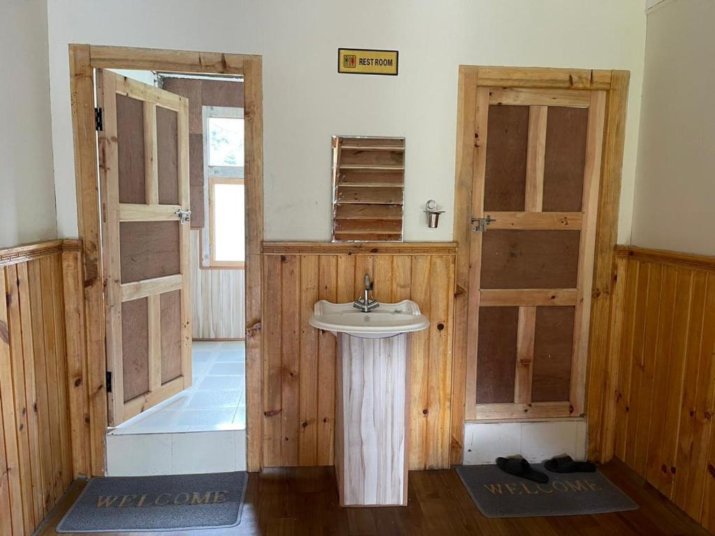 PhakdingKongde Peak Guest House的一间带水槽和两个开放式门的浴室