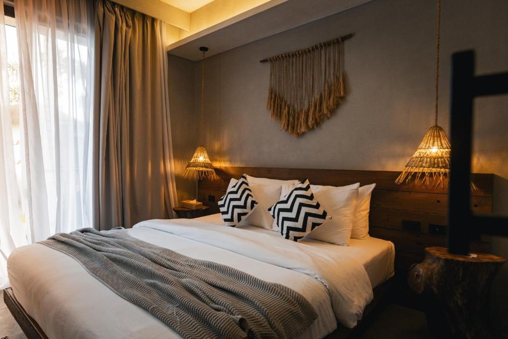 爱妮岛Isla Amara Resort的一间卧室配有一张带两个枕头的床