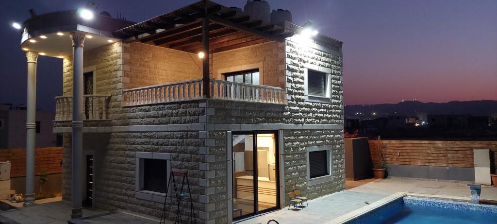 杰里科Mahdi villa مهدي فيلا的带阳台和游泳池的砖屋