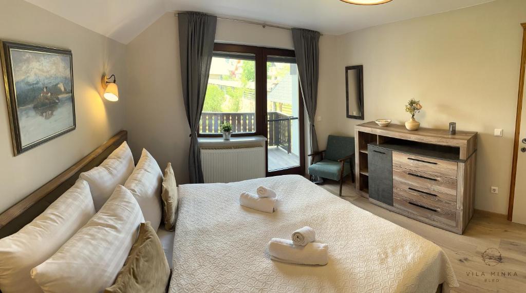 布莱德Vila Minka Bled - Perfect Family Vacation Home的一间卧室配有一张床,上面有两条毛巾