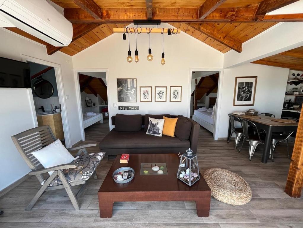 Countryside Loft - Inachos的客厅配有沙发和桌子