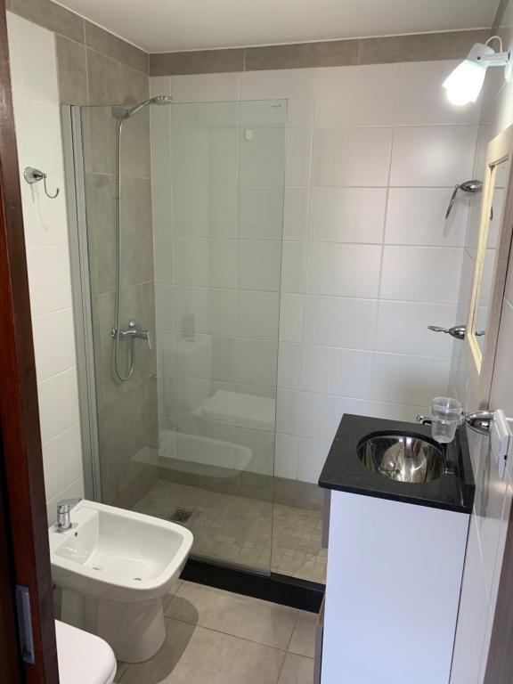 萨尔塔Suite Dubai salta的带淋浴、盥洗盆和卫生间的浴室