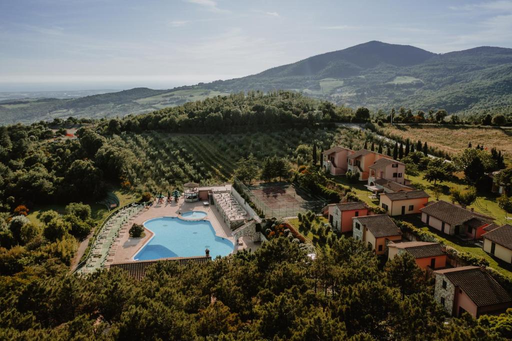 里帕尔贝拉Borgo San Pecoraio Resort的享有带游泳池的度假村的空中景致