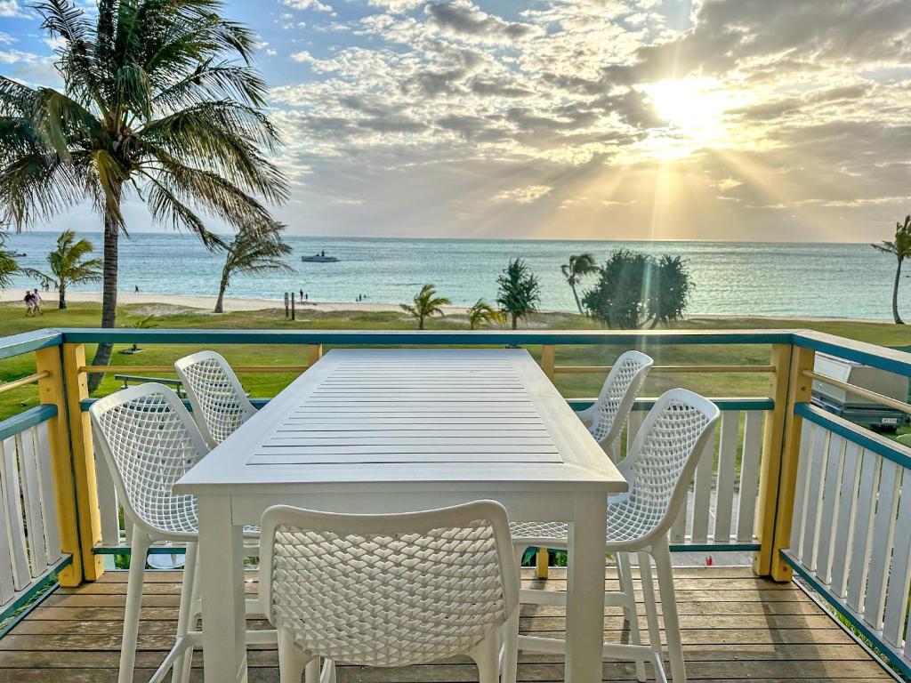天阁露玛Paradise Palms Tangalooma的海滩阳台的白色桌椅