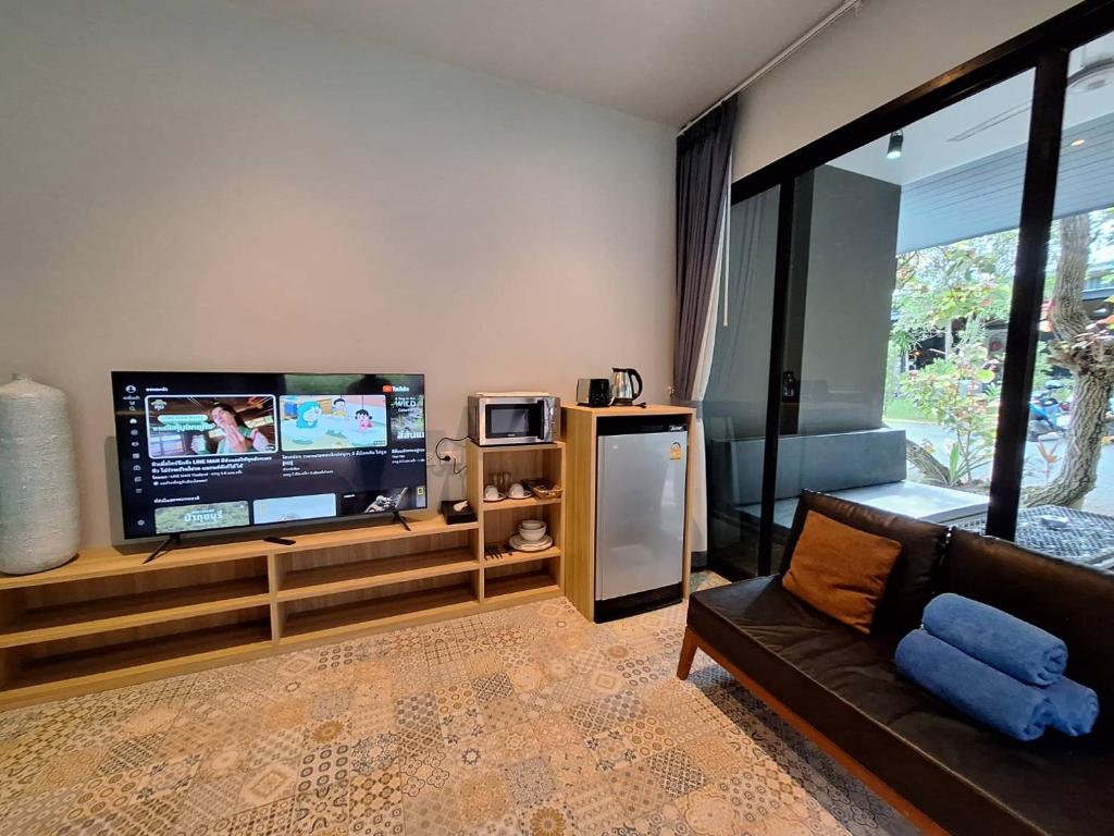奥南海滩西瓦府奥南甲米别墅的客厅配有平面电视和沙发。