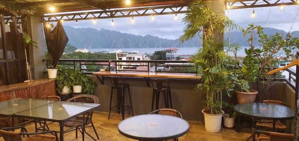 科隆科隆卡里斯景点旅馆的一个带桌椅的酒吧,享有水景