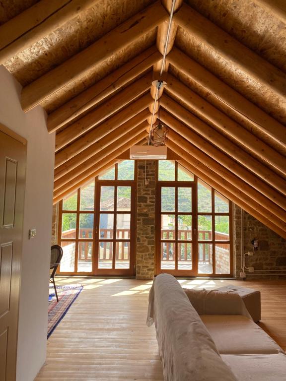 培拉特Vila Ramaj的大型客房设有木制天花板和大窗户。